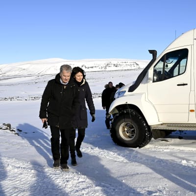 Jenni Haukio ja Sauli Niinistö kävelevät jäätiköllä.