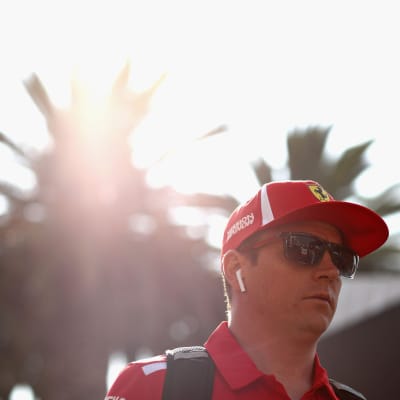 Kimi Räikkönen i solskenet framför en palm i Mexiko.