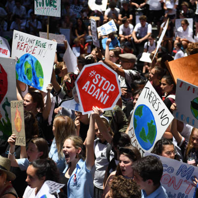 Australiska studerande marscherar i protest mot att inte tillräckligt görs åt klimatförändringen.