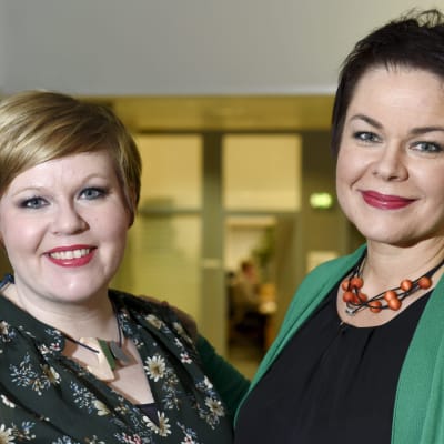 Familje- och omsorgsminister Annika Saarikko (C) och riksdagsledamoten Hannakaisa Heikkinen presenterade Centerns partipolitiska program i Helsingfors den sista januari 2019.