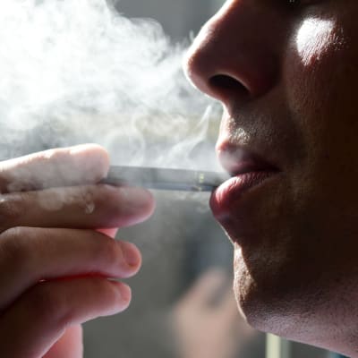 En person röker en e-cigarett.