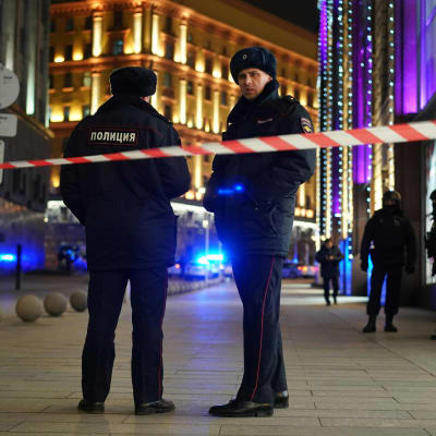 Två ryska poliser står utanför FSB:s huvudkontor i Moskva.