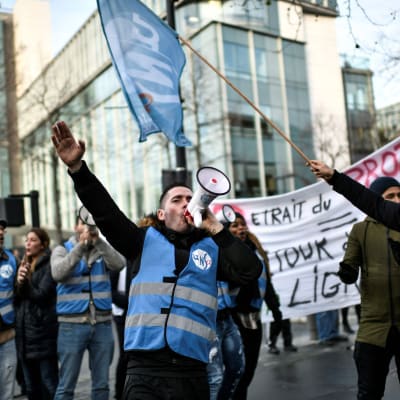 Demonstranter utanför järnvägsoperatören SNCF:s huvudkontor