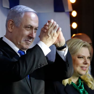 Israels premiärminister Benjamin Netanyahu tillsammans med sin fru Sara inför anhängare i staden Petah Tikva, utanför Tel Aviv. 