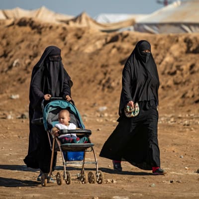Kvinnor i fånglägret al-Hol, i nordöstra Syrien, fotograferade den 14 januari 2020.