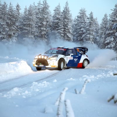 Valtteri Bottas rattar en rallybil på vintern.