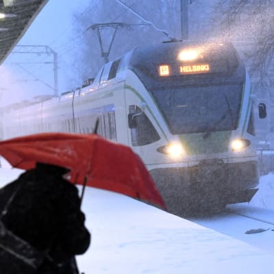 Ett närtåg på väg till Helsingfors i snöyra.