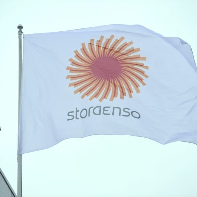 Stora Ensos flagga vid huvudkontoret i Helsingfors.