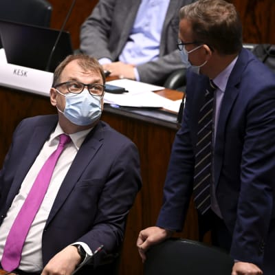 Keskustan Juha Sipilä ja kokoomuksen puheenjohtaja Petteri Orpo eduskunnan täysistunnossa Helsingissä.