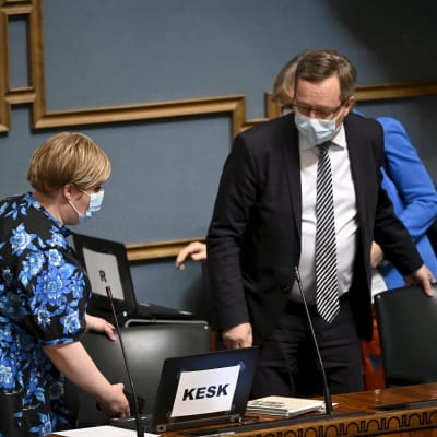 Valtiovarainministeri Annika Saarikko ja elinkeinoministeri Mika Lintilä eduskunnan täysistunnossa Helsingissä 2. kesäkuuta.