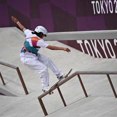 13-vuotias Momiji Nishiya reilaa Tokion olympialaisten street-kilpailussa.