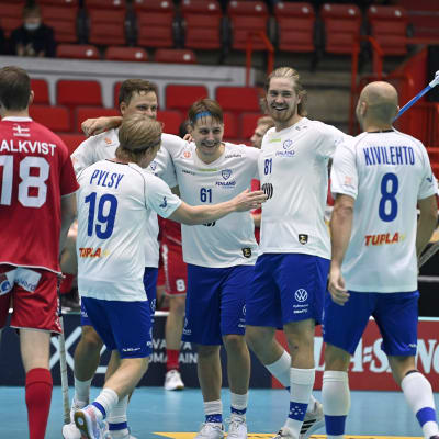 Finländska spelare jublar efter ett mål mot Danmark. 