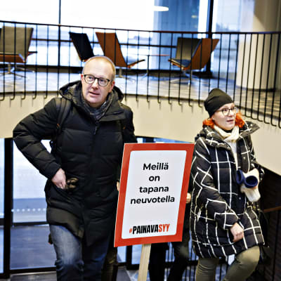 SAK:n puheenjohtaja Jarkko Eloranta ja PAMin puheenjohtaja Annika Rönni-Sällinen saapuivat työnantajaliittojen ja palkansaajakeskusjärjestöjen neuvotteluihin uudesta työmarkkinamallista Helsingissä 24. marraskuuta 2023.