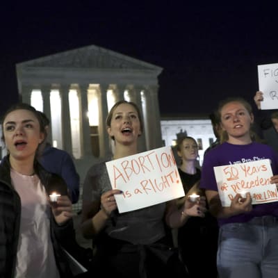 Många unga kvinnor samlades snabbt utanför HD i Washington DC för att protestera, trots att det redan var sent på kvällen. 