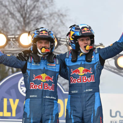 Ott Tänak (oik.) ja kartanlukija Martin Järveoja tuulettavat Ruotsin MM-rallin voittoa.