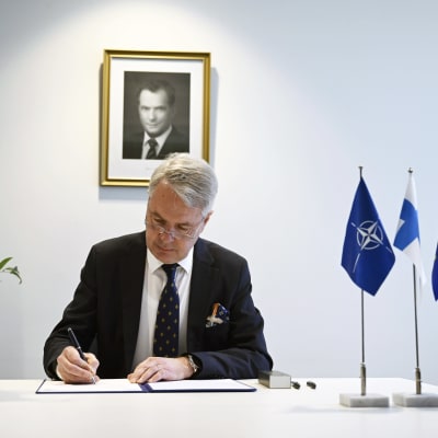Ulkoministeri Pekka Haavisto allekirjoittaa liittymisasiakirjan.