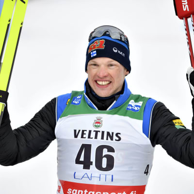 Iivo Niskanen firar seger.