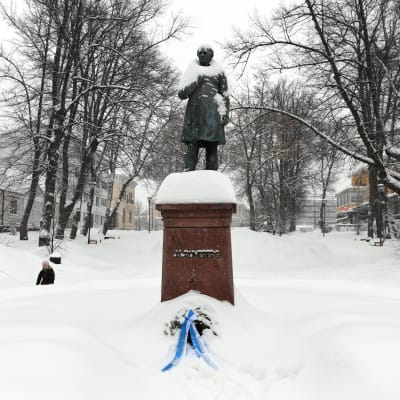 En snötäckt Runeberg-staty i Borgå den 5 februari 2022.