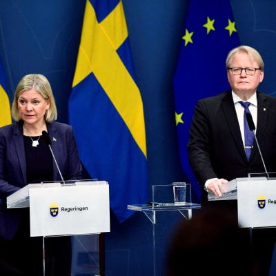 Magdalena Andersson ja Peter Hultqvist tiedotustilaisuudessa.