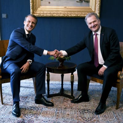 Emmanuel Macron och Sauli Niinistö skakar hand.