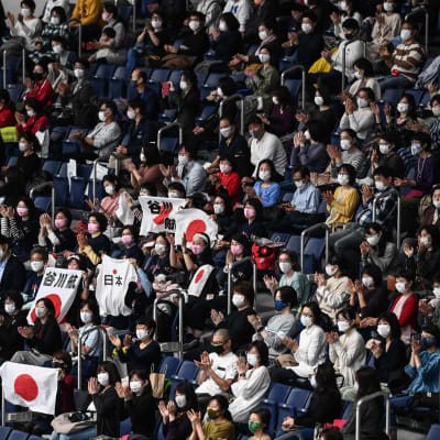 Japansk publik på en tävling i redskapsgymnastik.