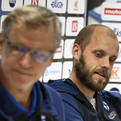 Markku Kanerva och Teemu Pukki vid en presskonferens.