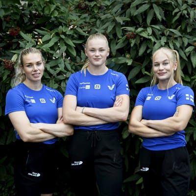 Elina Lampela, Wilma Murto ja Saga Andersson Suomen yleisurheilumaajoukkueen tiedotustilaisuudessa yleisurheilun MM-kisoissa Budapestissä 20. elokuuta 2023.