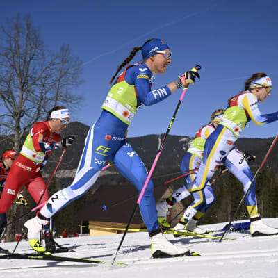 Tiril Udnes Weng, Kerttu Niskanen och Ebba Andersson åker skidor.