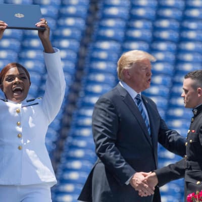 Nydimitterade militärer gratuleras av president Trump.