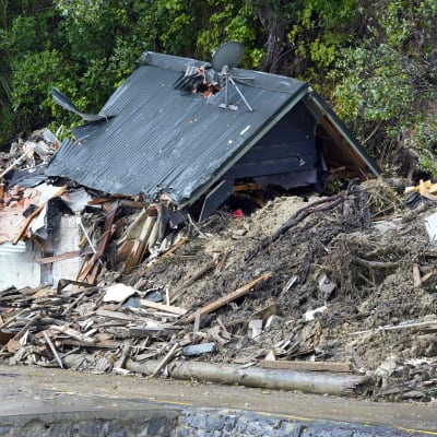 Ett förstört hus i en förort till Auckland i spåren efter cyklonen Gabrielle.