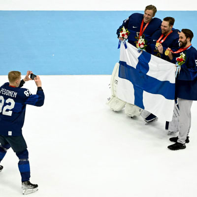 Harri Pesonen fotograferar Finlands målvaktstrio: Jussi Olkinuora, Harri Säteri och Frans Tuohimaa.