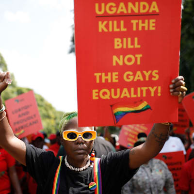 Mielenosoittaja pitää ylhäällä kylttiä, jossa lukee "UGANDA, KILL THE BILL NOT THE GAYS EQUALITY!"