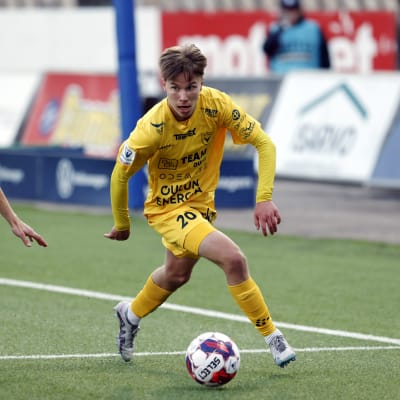 AC Oulun Otso Liimatta jalkapallon miesten Veikkausliigan ottelussa HJK–AC Oulu Helsingissä 23. huhtikuuta 2023.