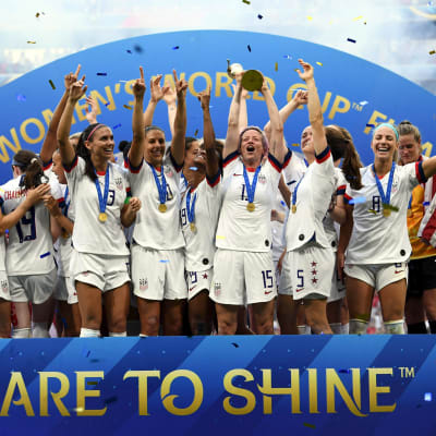 USA:s damer lyfter VM-pokalen
