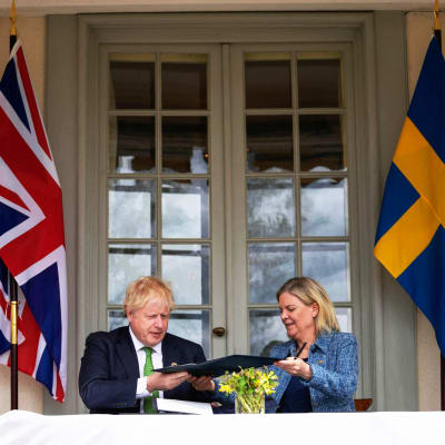Boris Johnson och Magdalena Andersson skriver under solidaritetsdeklaration.