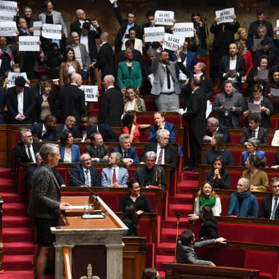 Kaotiskt i Frankrikes parlament.