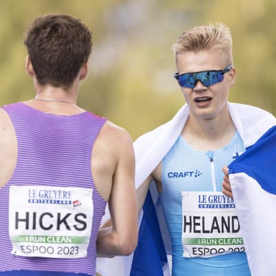 Silvermedaljören Eemil Helander med flaggan om axeln gratulerade vinnaren, Charles Hicks från Storbritannien efter 5000 meters loppet vid U23--EM i Esbo.