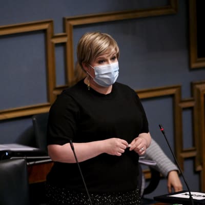 Valtiovarainministeri Annika Saarikko (kesk.) eduskunnan suullisella kyselytunnilla