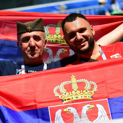 Glada serbiska fans efter att Serbien besegrade Costa Rica i VM-premiären.