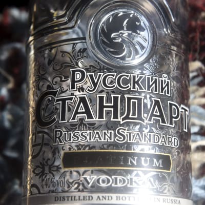 Svartvit etikett på rysk vodka. 