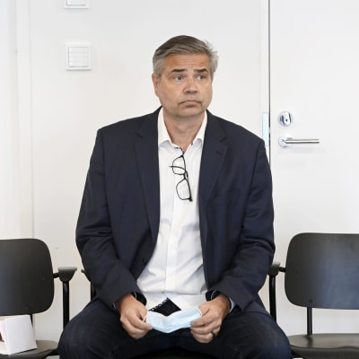 Mika Lehtimäki istuu paperilappu käsissään.