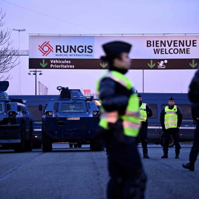Bepansrade fordon och franska poliser stod och bevakade grossistmarknaden Rungis i södra Paris på söndag kväll. 