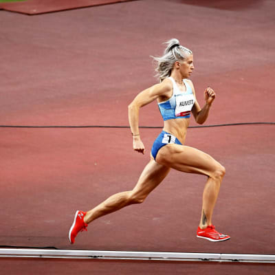 Sara Kuivisto juoksee.