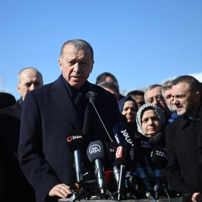 President Recep Tayyip Erdoğan på besök i staden Kahramanmaras i skalvområdet.
