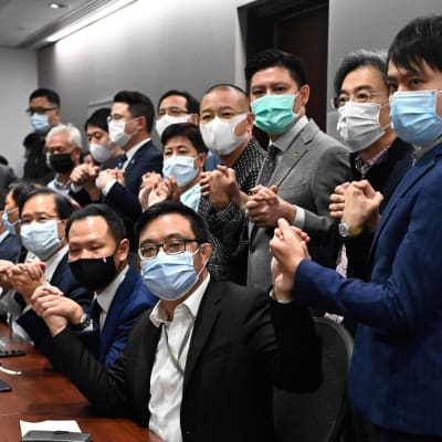 De prodemokratiska parlamentarikerna i Hongkong poserade för fotograferna under en presskonferens på onsdagen där de meddelade att de hoppar av. 