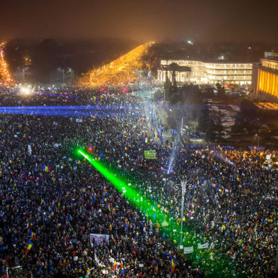 Hundratusentals rumäner demonstrerade mot regeringen i Rumänien