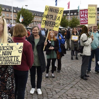 Demonstration mot regeringen i Helsingfors 2.9.2017.