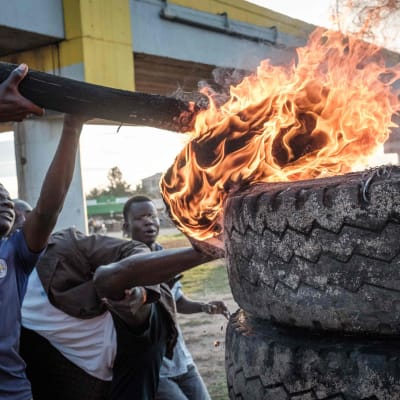 Demonstration vid en vallokal i Kisumu i Kenya. 