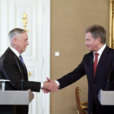 USA:s försvarsminister James Mattis och Finlands president sauli Niinistö sakar hand vid presskonferensen efter sitt möte.