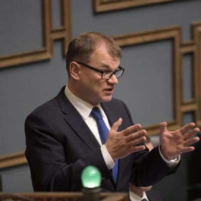 Juha Sipilä i ministerpodiet i riksdagen.
